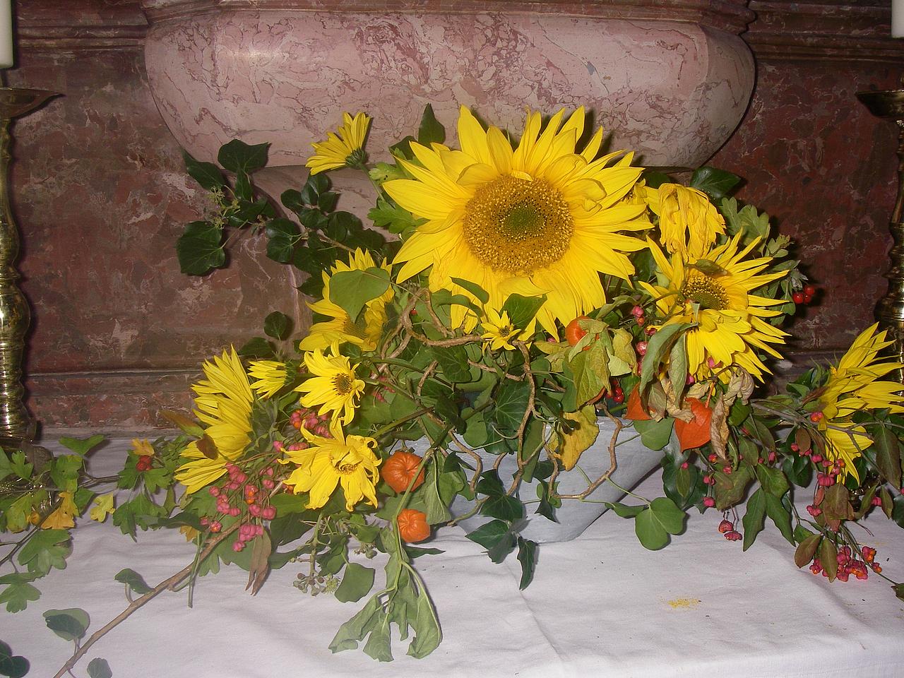 Sonnenblumen am Altar