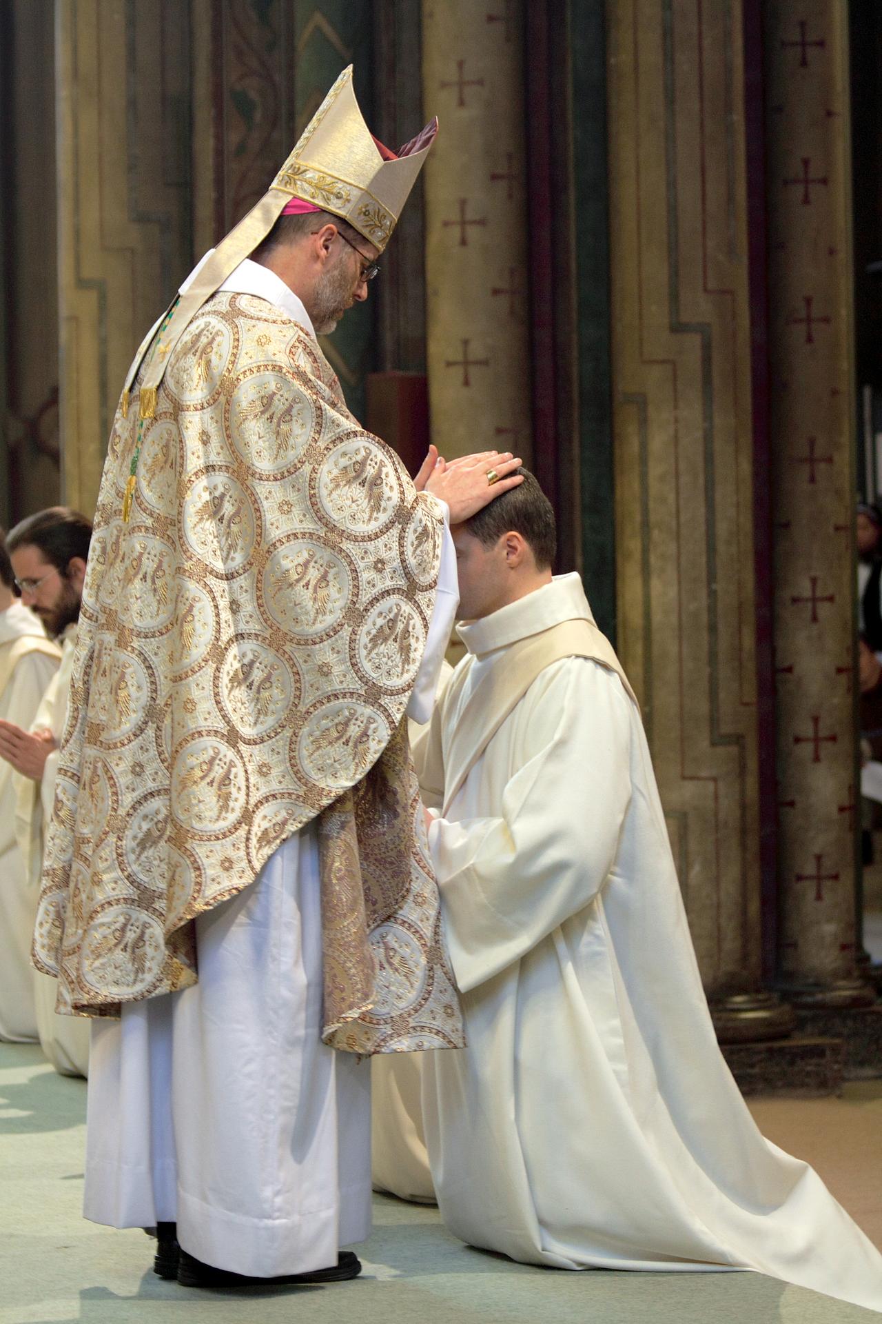 Bischoff legt Neupriester die Hände auf